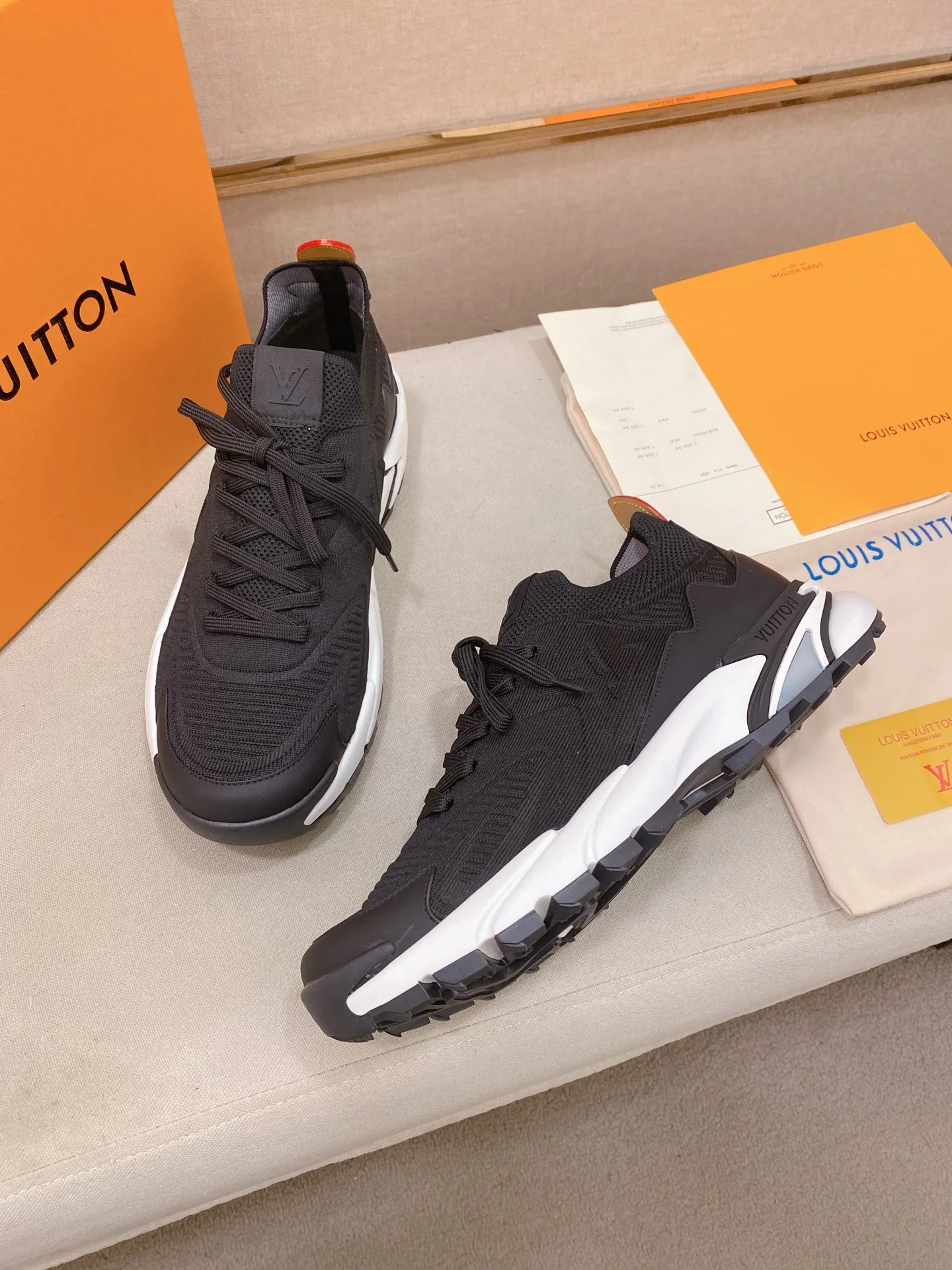 Men's Men's Shoes💰: 620💰The high version of the LV Runner Tatic sneakers are made of a whole piece of technical knitting to create an easy-to-take-on design, and are trimmed with cow leather to outline the upper. The LV logo on the side creates a dynamic feel among the textures, and the leather back strap is shaped like the handle fasteners in the Louis Vuitton leather goods collection. Mixed materials Laces Louis Vuitton accents Rubber outsole with Vuitton logo Size 39-44 Customizable 38.45.46